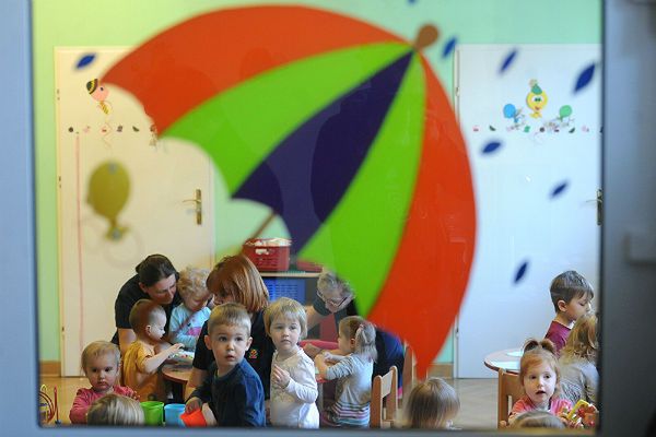 Żłobek drugim domem dla polskich dzieci? Rekordowa liczba godzin bez rodziców