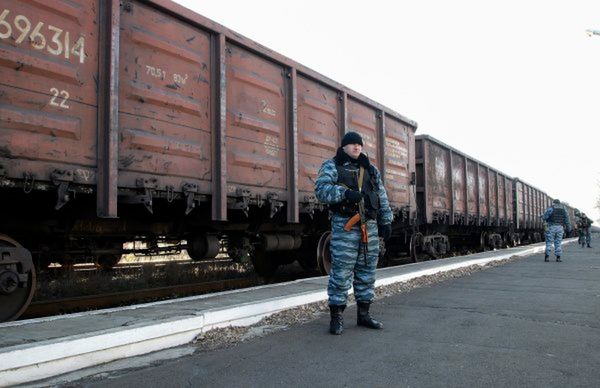 Pociąg ze szczątkami zestrzelonego samolotu w drodze do Charkowa