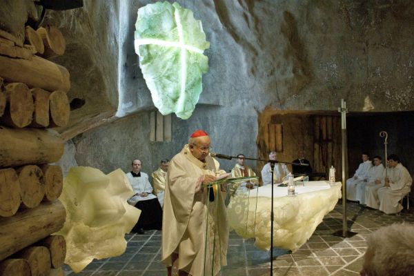 Niezwykła kaplica pw. Jana Pawła II w podziemiach kopalni soli w Wieliczce