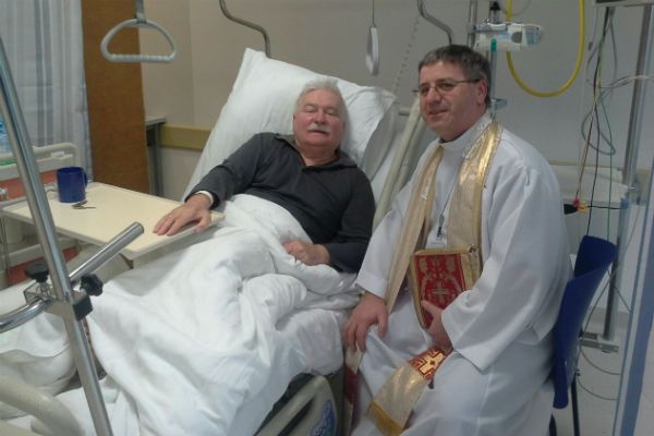 Lech Wałęsa jest w szpitalu. Złamał nogę