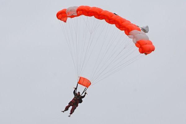 Skok ze spadochronem w setne urodziny