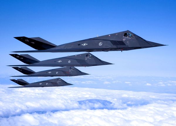 Dlaczego wycofane "niewidzialne" bombowce F-117 wciąż latają?