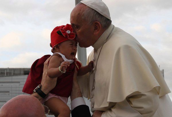 Papież Franciszek odprawił mszę za ocalałych z tajfunu na Filipinach