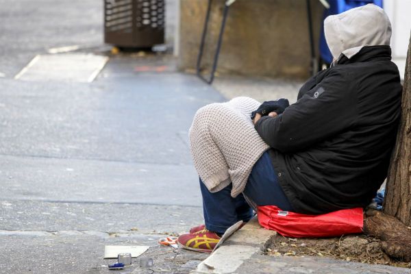 To dla nich najgroźniejszy okres. Jak pomóc bezdomnym zimą?