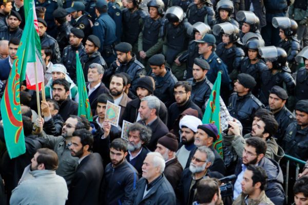 Protesty przed ambasadą Francji w Teheranie