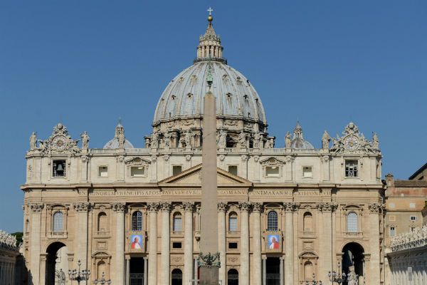 Dwie włoskie książki o Watykanie ujawniają przywileje hierarchii