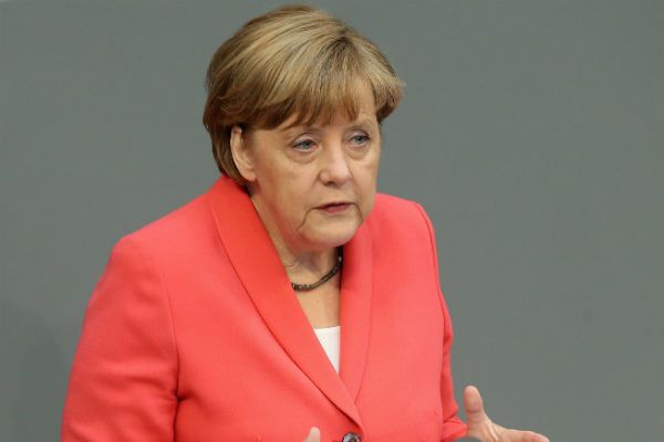Warufakis: Merkel czeka "trudny wybór" na szczycie eurogrupy
