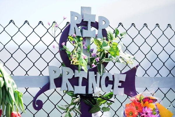 Watykański dziennik o Prince'u: chwała mu za to