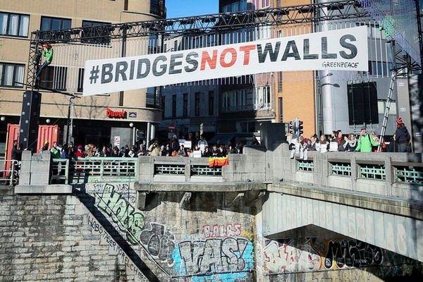 Setki Meksykanów demonstrowało przeciwko planom budowy muru na granicy z USA