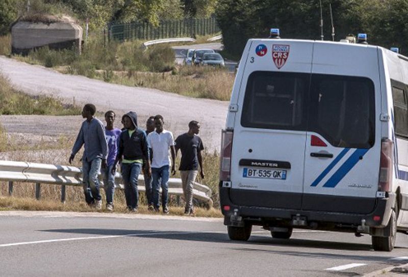 Tragedia w Calais. Śmierć 15-letniego migranta pod kołami tirów