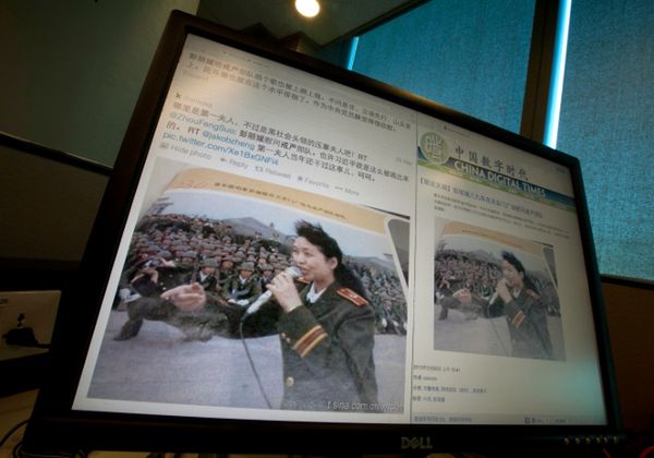 Chiny: kłopotliwe zdjęcie pierwszej damy śpiewającej dla wojsk na Tiananmen