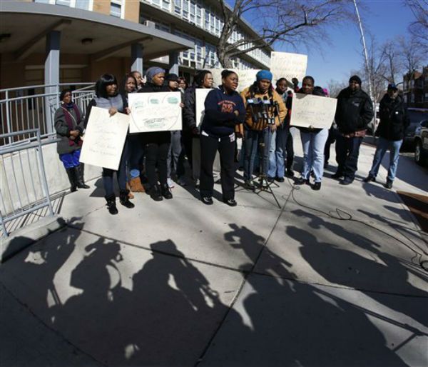 Protesty przeciwko zamknięciu ponad 50 szkół w Chicago