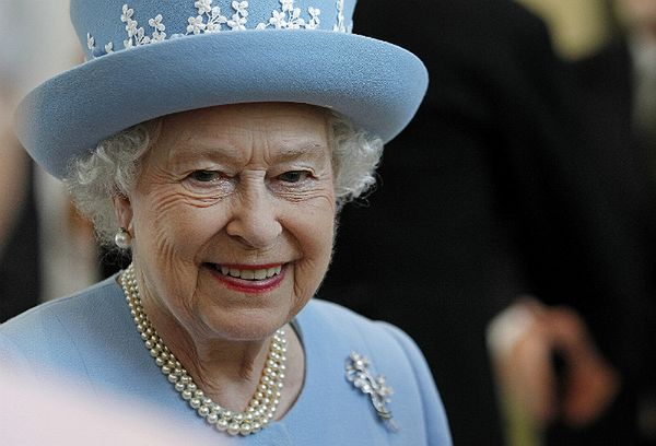 Królowa Elżbieta II otrzymała podwyżkę 5 mln funtów