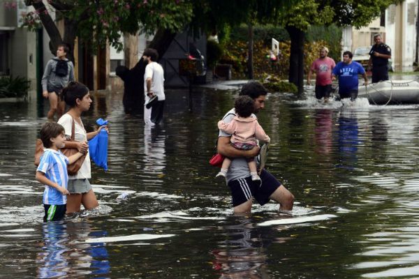 Żałoba narodowa w Argentynie; kilkadziesiąt ofiar powodzi w regionie Buenos Aires