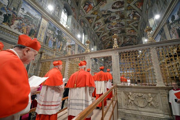 Rzecznik Watykanu: Benedykt XVI śledzi wydarzenia związane z konklawe