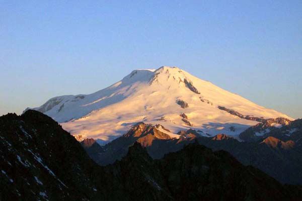 Ratownicy poszukują na Elbrusie zaginionych alpinistów z Polski i Iranu