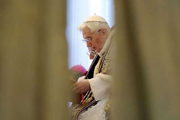 Duchowni z Europy Środkowej określają decyzję Benedykta XVI jako rewolucyjną