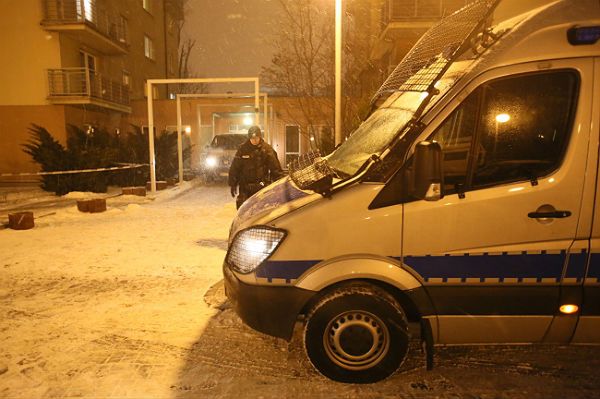 Policjant, który popełnił samobójstwo na Pradze, miał dwie rany kłute na plecach