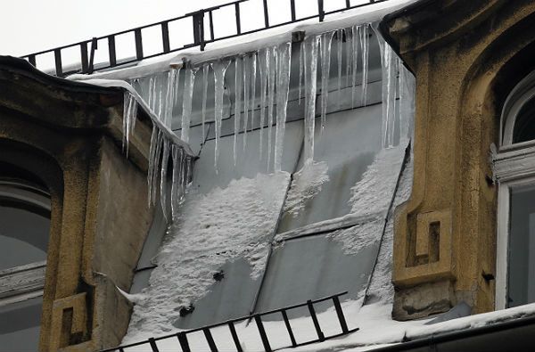 Inspektor pracy o usuwaniu śniegu i sopli z dachów