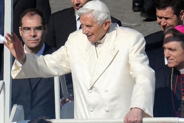 Benedykt XVI nie chciał szybszej kanonizacji Jana Pawła II