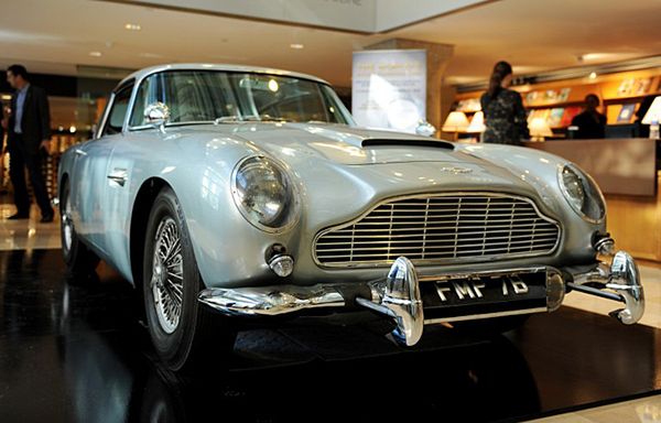 Szwajcarski milioner chce sprzedać samochód Bonda