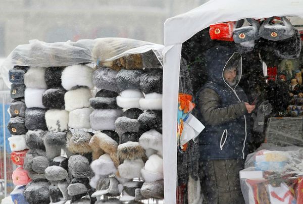 Śnieg sparaliżował Moskwę - intensywne opady potrwają kilka dni