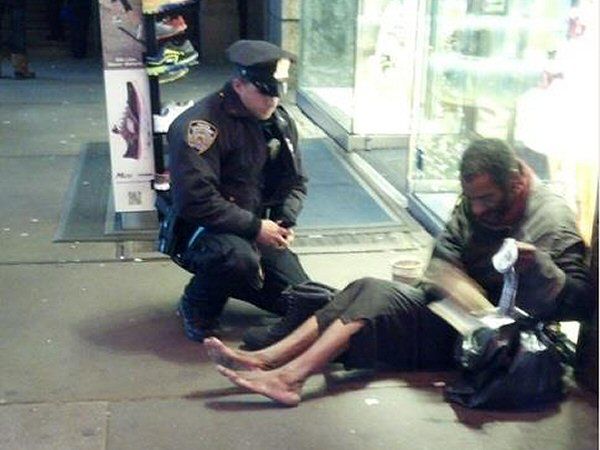Policjant Lawrence DePrimo z Nowego Jorku dał bezdomnemu buty