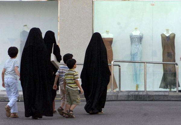 Arabia Saudyjska: żona przekracza granicę, mąż otrzymuje SMS
