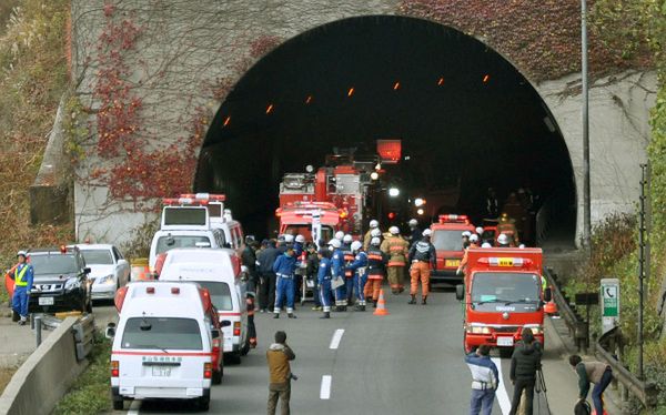 Japonia: osunął się tunel drogowy, w środku były samochody