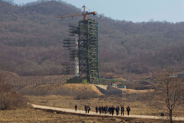 Korea Płn.: na płycie wyrzutni zainstalowano pierwszy stopień rakiety