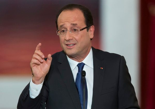 "Le Monde": Francois Hollande chce w Warszawie nadrobić błędy przeszłości