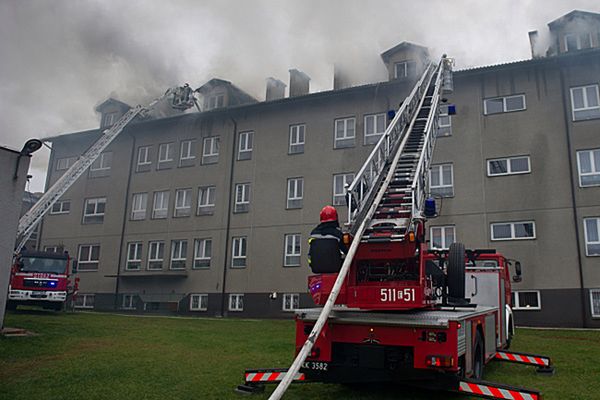 Pożar poddasza szkoły w Gorzkowicach - ewakuowano 900 osób