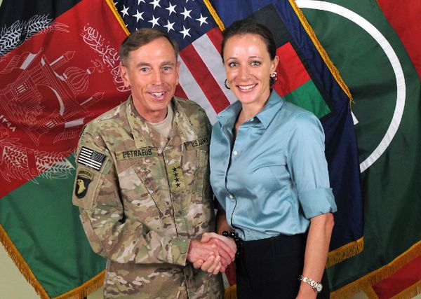 USA: kochanka Petraeusa miała tajne dokumenty wojskowe