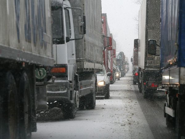 Atak zimy na granicy z Polską. Tiry blokują drogi