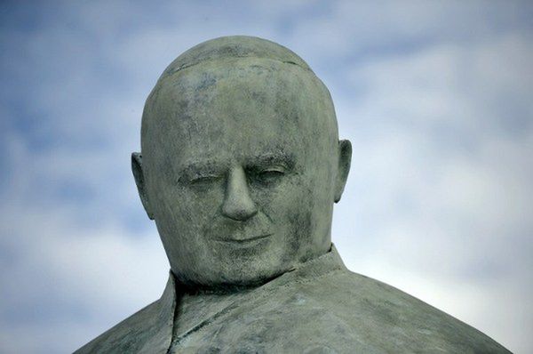Patyna przeciwko wandalom na cokole pomnika Jana Pawła II