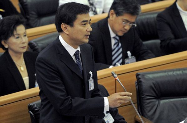 Były premier Tajlandii Abhisit Vejjajiva z zarzutem morderstwa