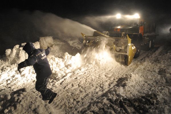 Na Ukrainie 1800 pojazdów uwolniono z zawianych śniegiem dróg