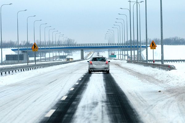 Padający śnieg komplikuje sytuację na drogach Dolnego Śląska