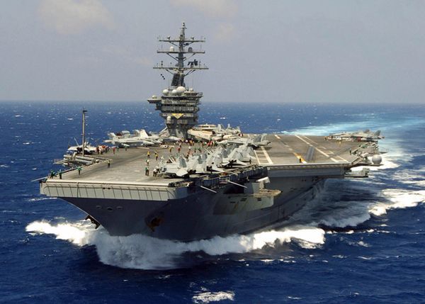 Grupa uderzeniowa z lotniskowcem USS Dwight D. Eisenhower w rejonie wybrzeży Syrii