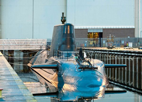 Brytyjski podwodny okręt atomowy HMS Astute ma trudne początki