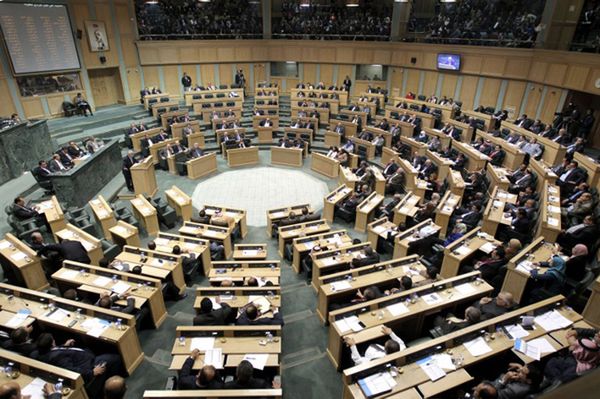 Jordania: deputowany otworzył ogień z AK-47 w parlamencie, celował do innego posła