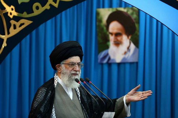 Duchowy przywódca Iranu Ali Chamenei: broń chemiczna to tylko pretekst do ataku na Syrię
