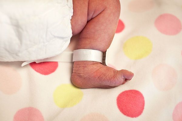 W Meksyku kobieta urodziła dziecko w przyszpitalnym ogrodzie