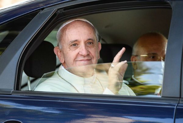 Papież nie chce limuzyny, woli średniolitrażowy samochód