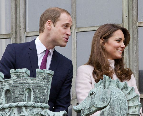 Księżna Kate z rodziną, książę William gra w polo