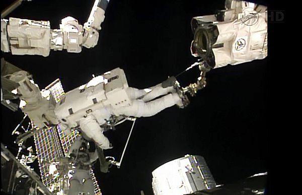 NASA: przerwano spacer kosmiczny, woda pojawiła się w hełmie astronauty