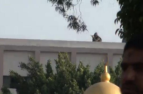 Egipt: snajper strzela z dachu do tłumu zwolenników Mursiego - zobacz dramatyczne nagranie