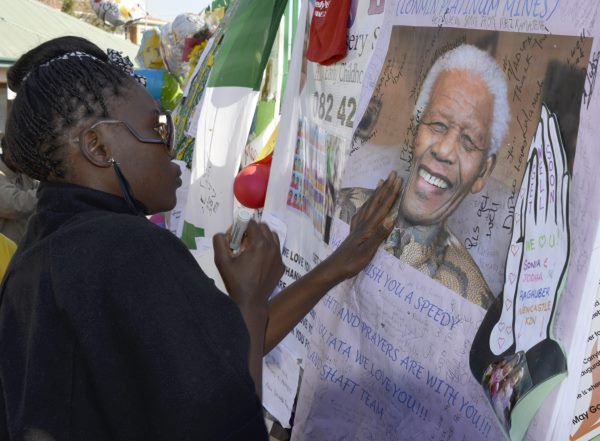 Władze RPA dementują: Nelson Mandela jest w stanie "krytycznym", ale nie "wegetatywnym"