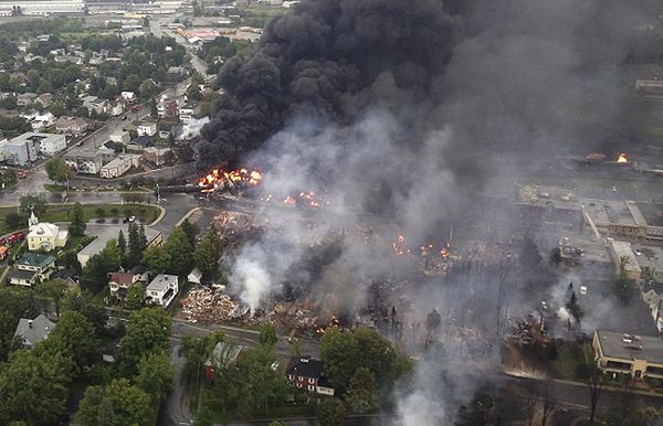 Pożary po katastrofie kolejowej w Kanadzie