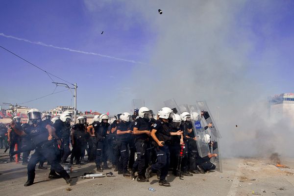 Turecka policja rozpędziła antyrządowych manifestantów na placu Taksim w Stambule